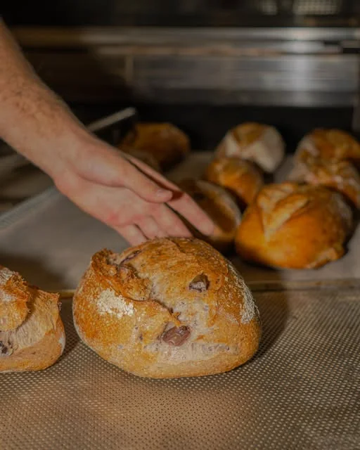 Panes de masa madre con nueces recién salidos del horno sobre la bandeja