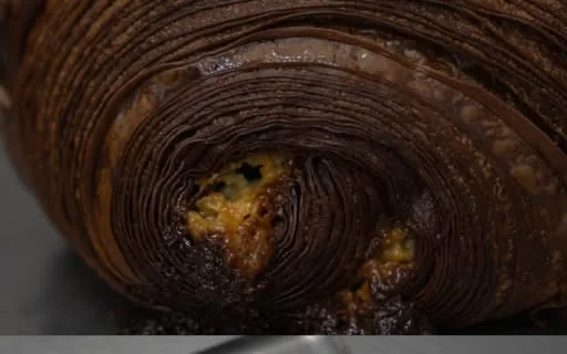 Corte de un hojaldre de chocolate con las capas a la vista